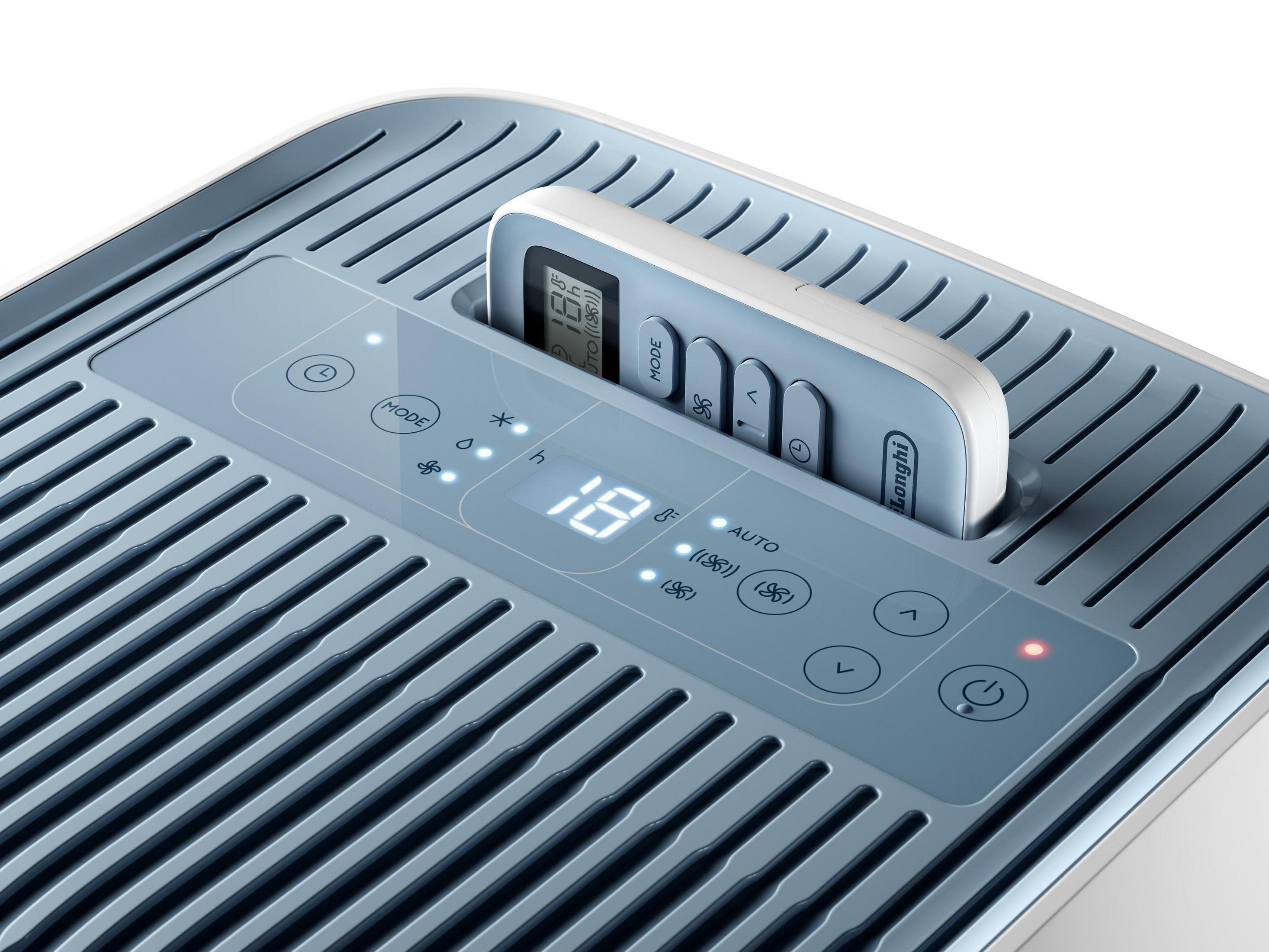 Un purificatore d'aria bianco e blu con il suo telecomando inserito in una rientranza.