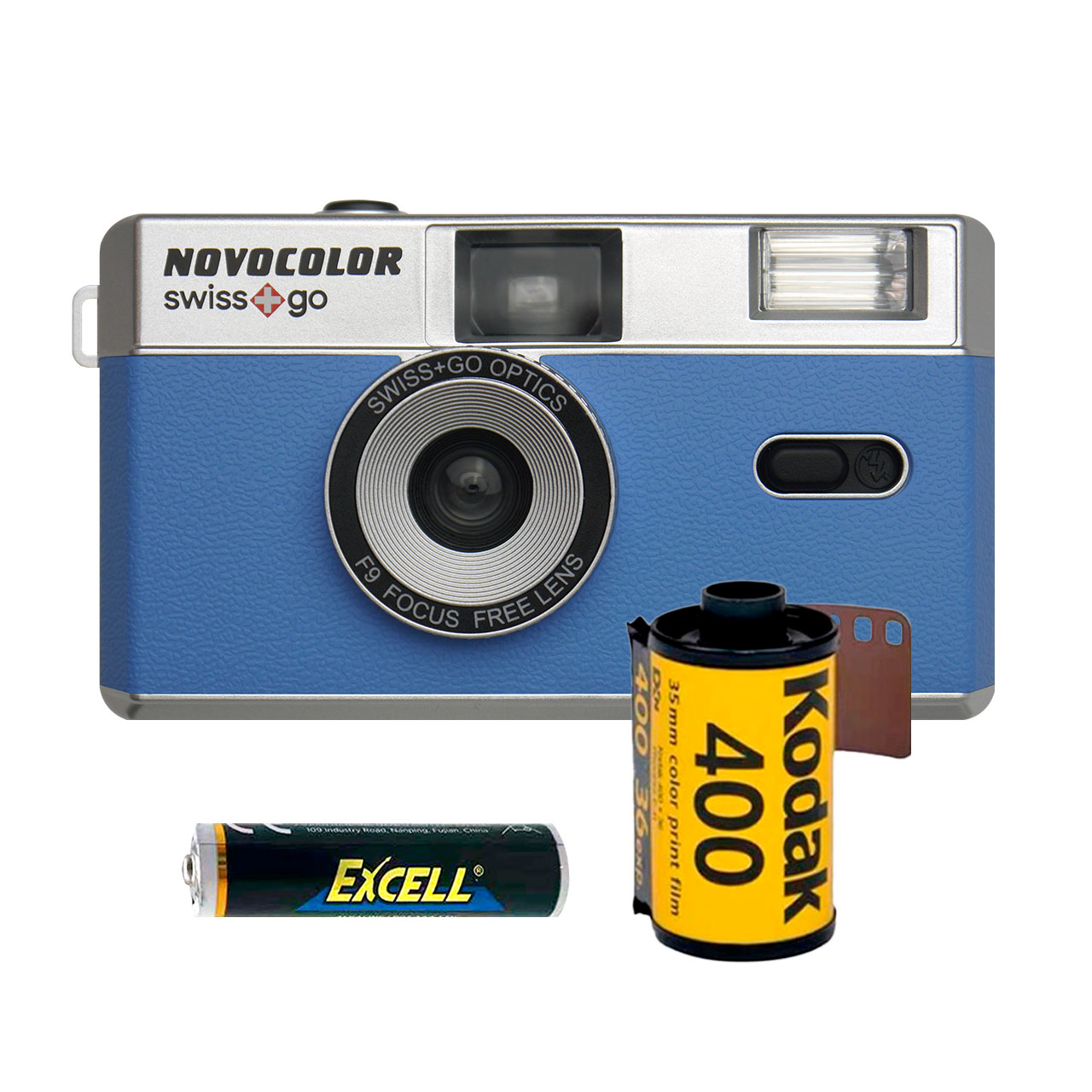 Una cámara azul Novocolor con película Kodak y batería Excell.