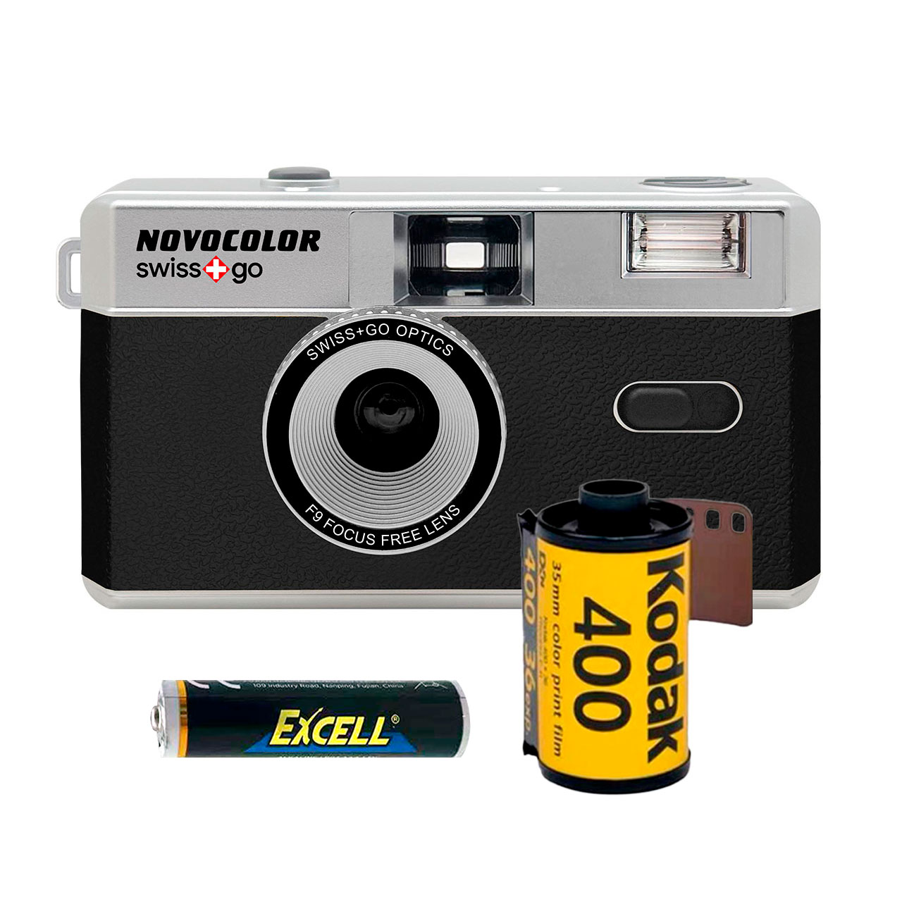 Cámara plateada con empuñadura negra, junto a un rollo de película Kodak y una batería Excell.