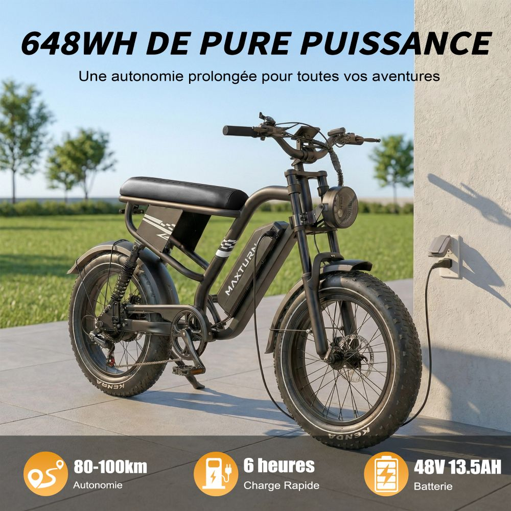 Una bicicleta eléctrica negra está al aire libre, enchufada a un cargador.