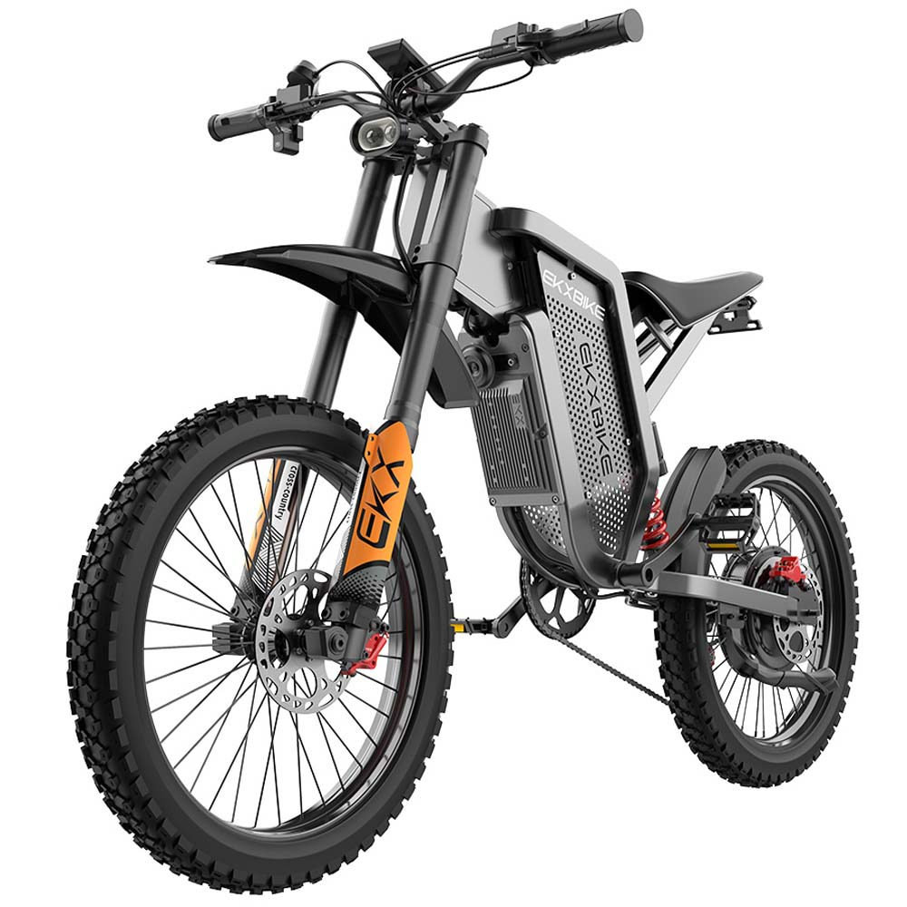 Una moto de cross eléctrica negra con detalles naranjas y ruedas grandes.