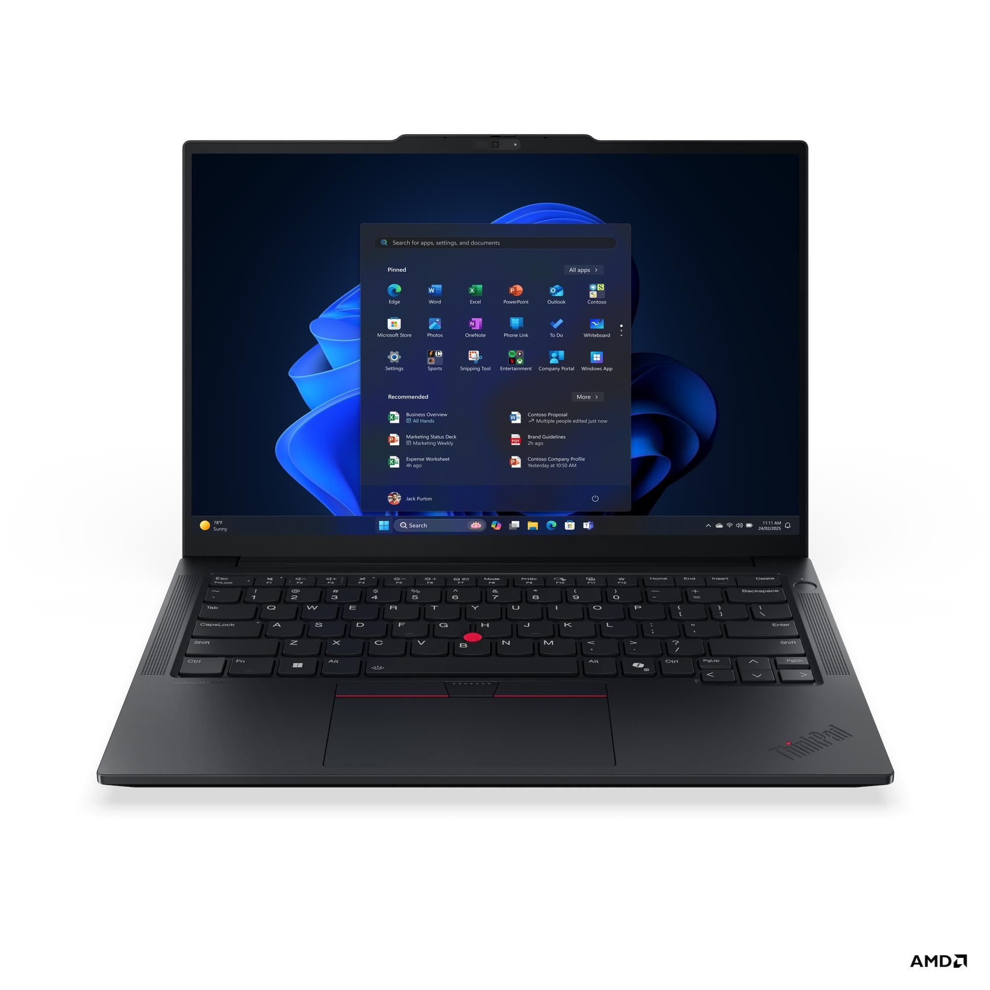 Laptop nero con menu Start di Windows 11 aperto, che mostra app bloccate e file consigliati.