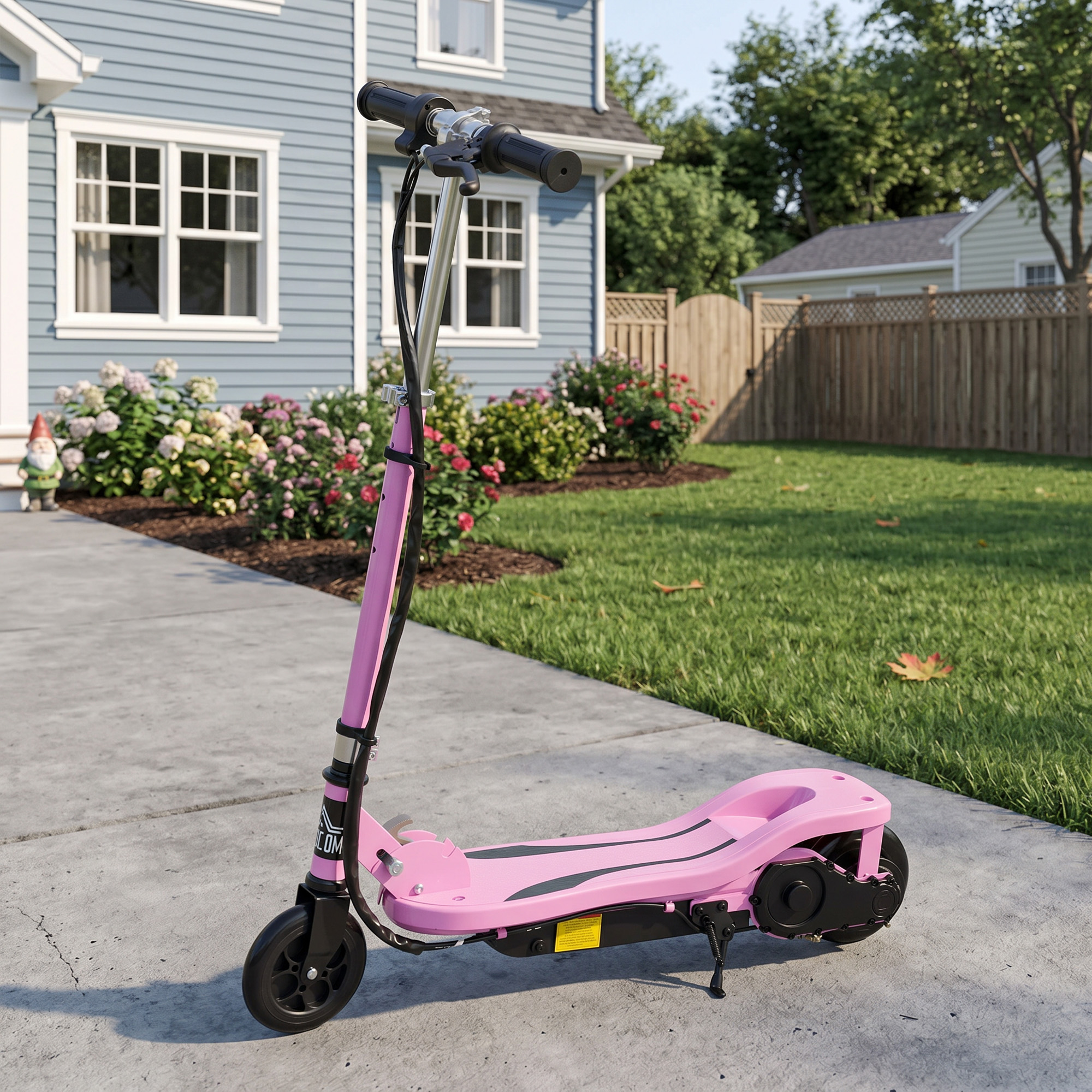 Un patinete eléctrico rosa sobre un camino de hormigón frente a una casa azul con flores y jardín.