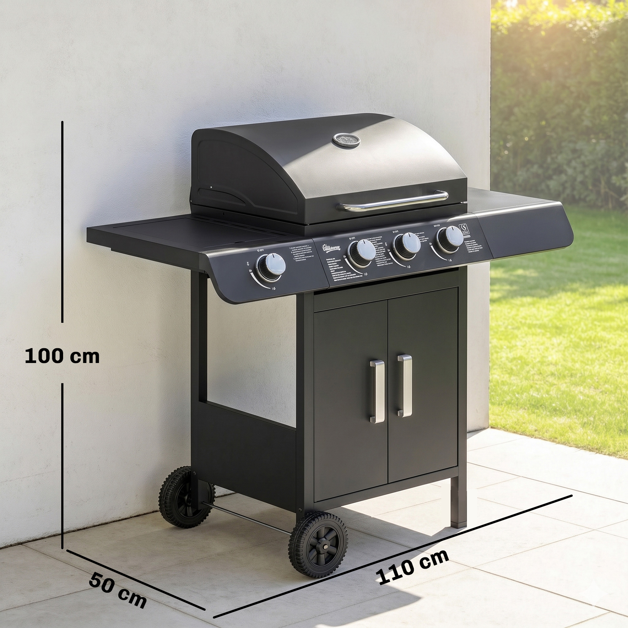 Una barbacoa de gas negra con dos ruedas y dos puertas está en un patio.