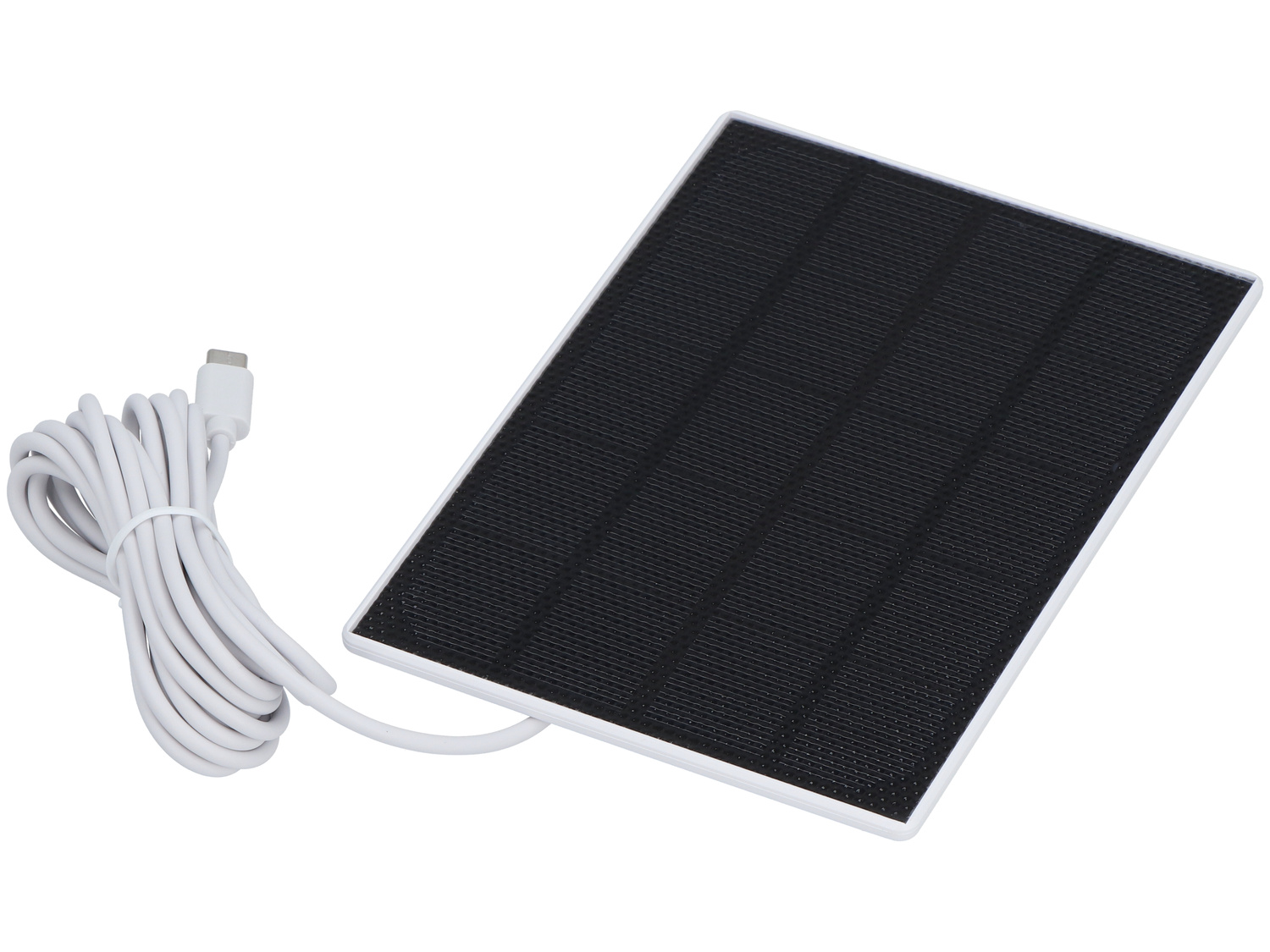 Biały kabel USB jest podłączony do małego panelu słonecznego.