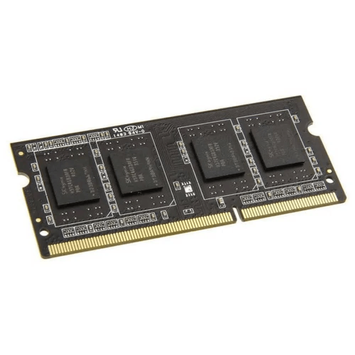 Un modulo RAM nero con quattro chip e contatti dorati su sfondo bianco.