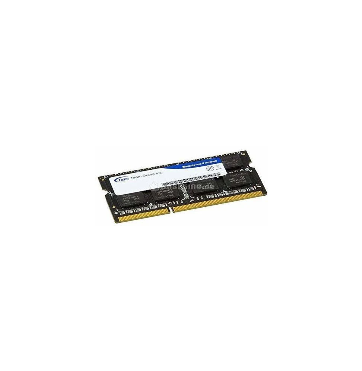 Un modulo RAM nero con contatti dorati e adesivi su sfondo bianco.