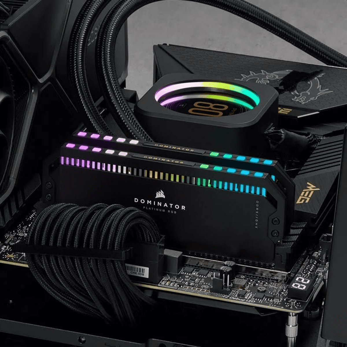 RAM de ordenador negro con luces RGB y un refrigerador de agua con luces coloridas.