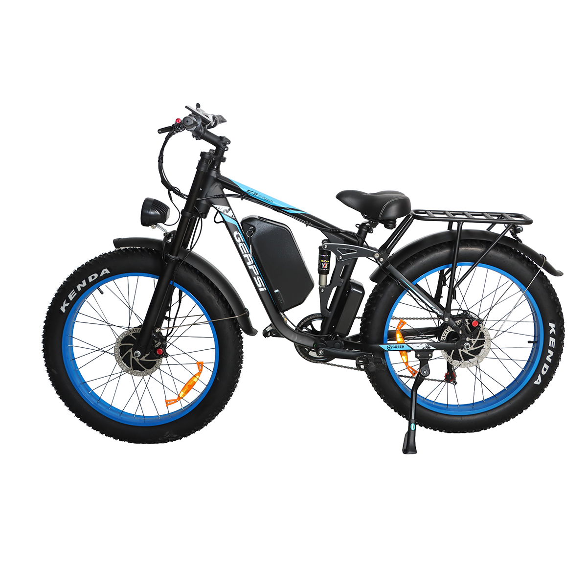Czarny rower elektryczny typu fat bike z niebieskimi obręczami i bagażnikiem.