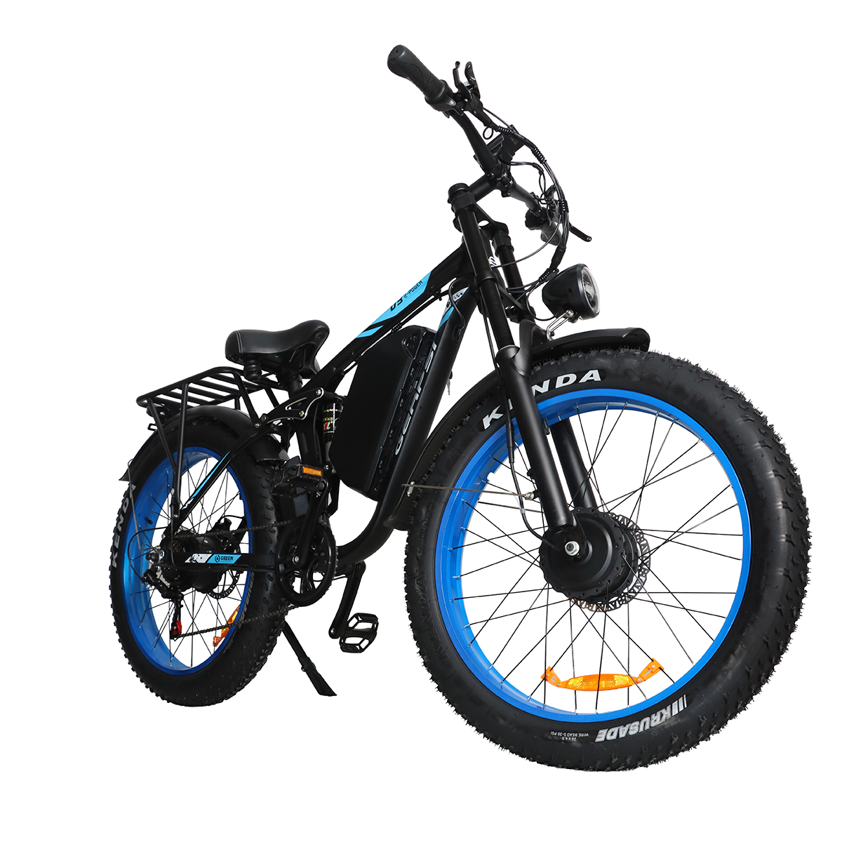 Czarny rower elektryczny typu fat bike z niebieskimi obręczami, bagażnikiem i baterią.