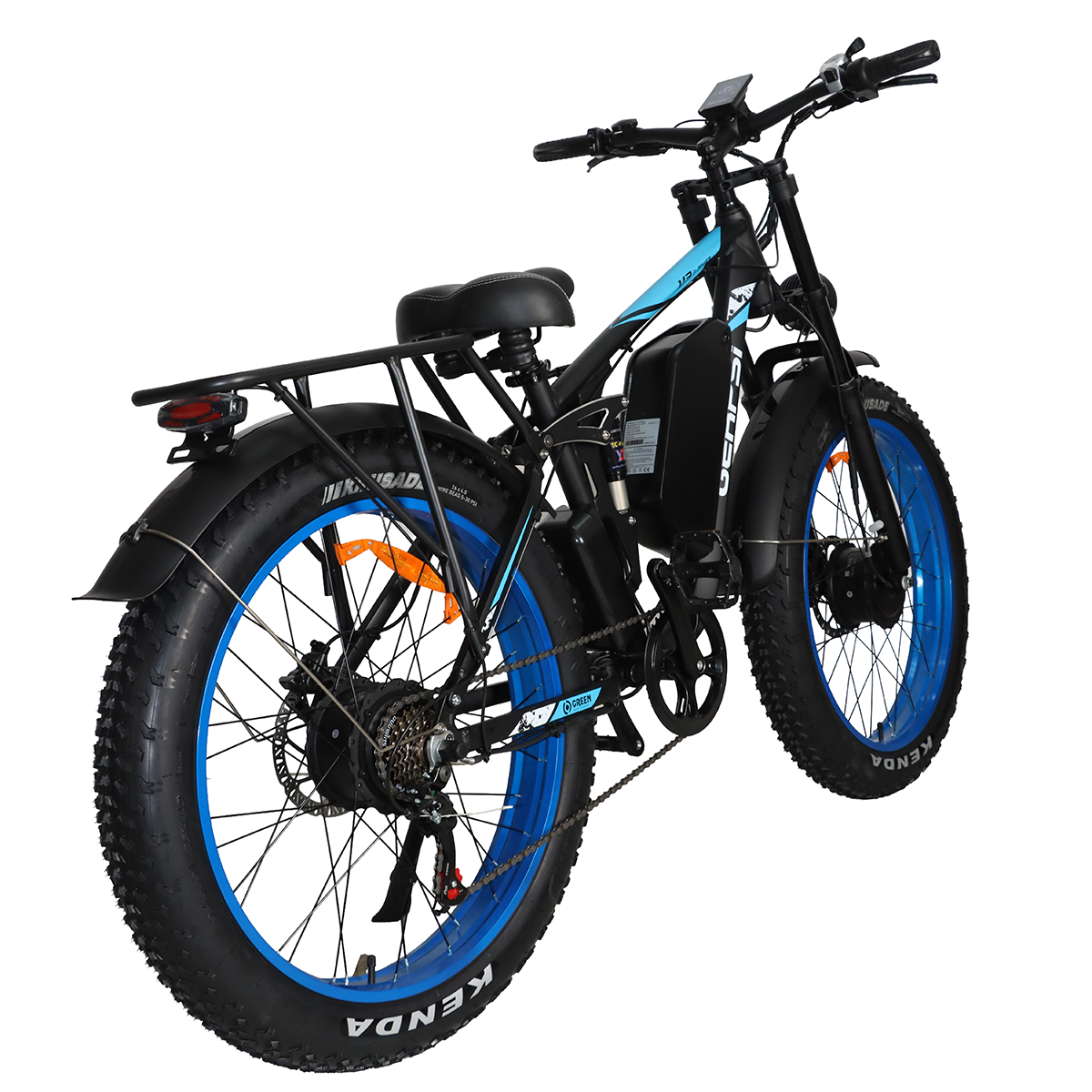 Czarny rower elektryczny fatbike z niebieskimi obręczami i bagażnikiem.