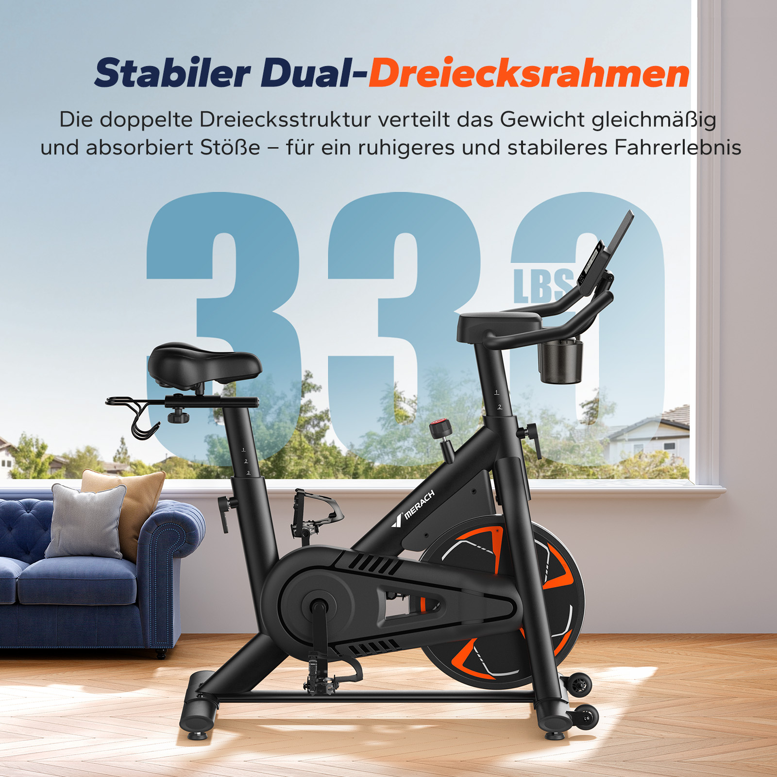 Ein schwarzes Fahrrad auf einem Holzboden, mit einem Sofa links und Fenstern im Hintergrund.