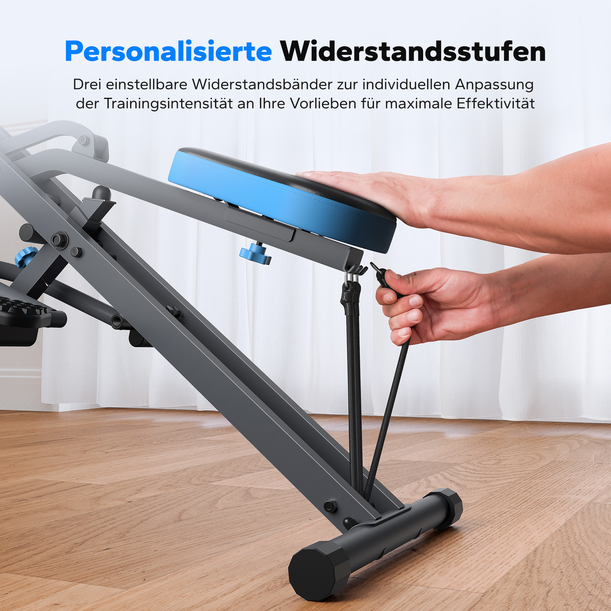 Hand passt Widerstandsbänder an blau-schwarzem Trainingsgerät an.