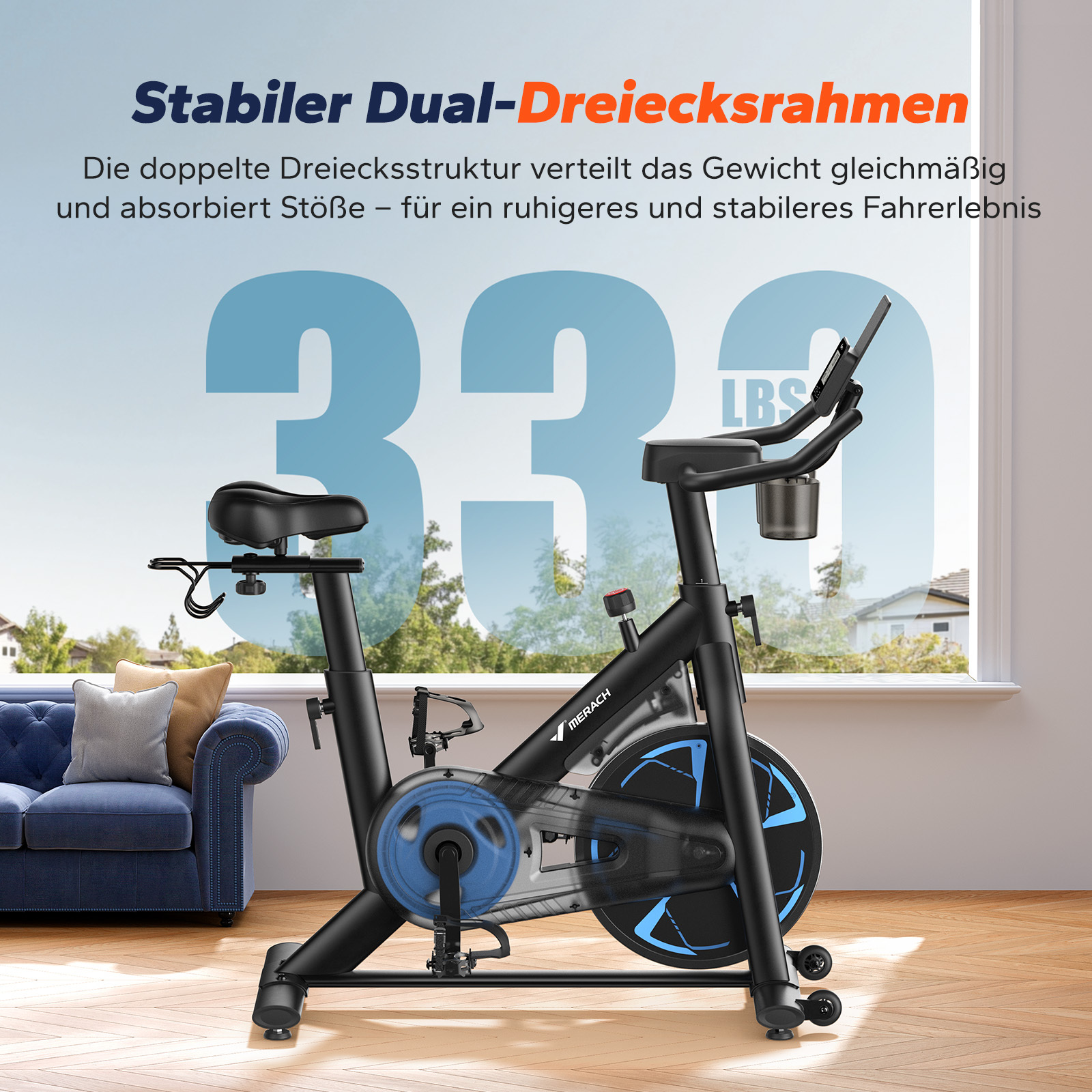 Ein schwarzes Indoor-Fahrrad mit blauem Schwungrad steht neben einem Sofa.
