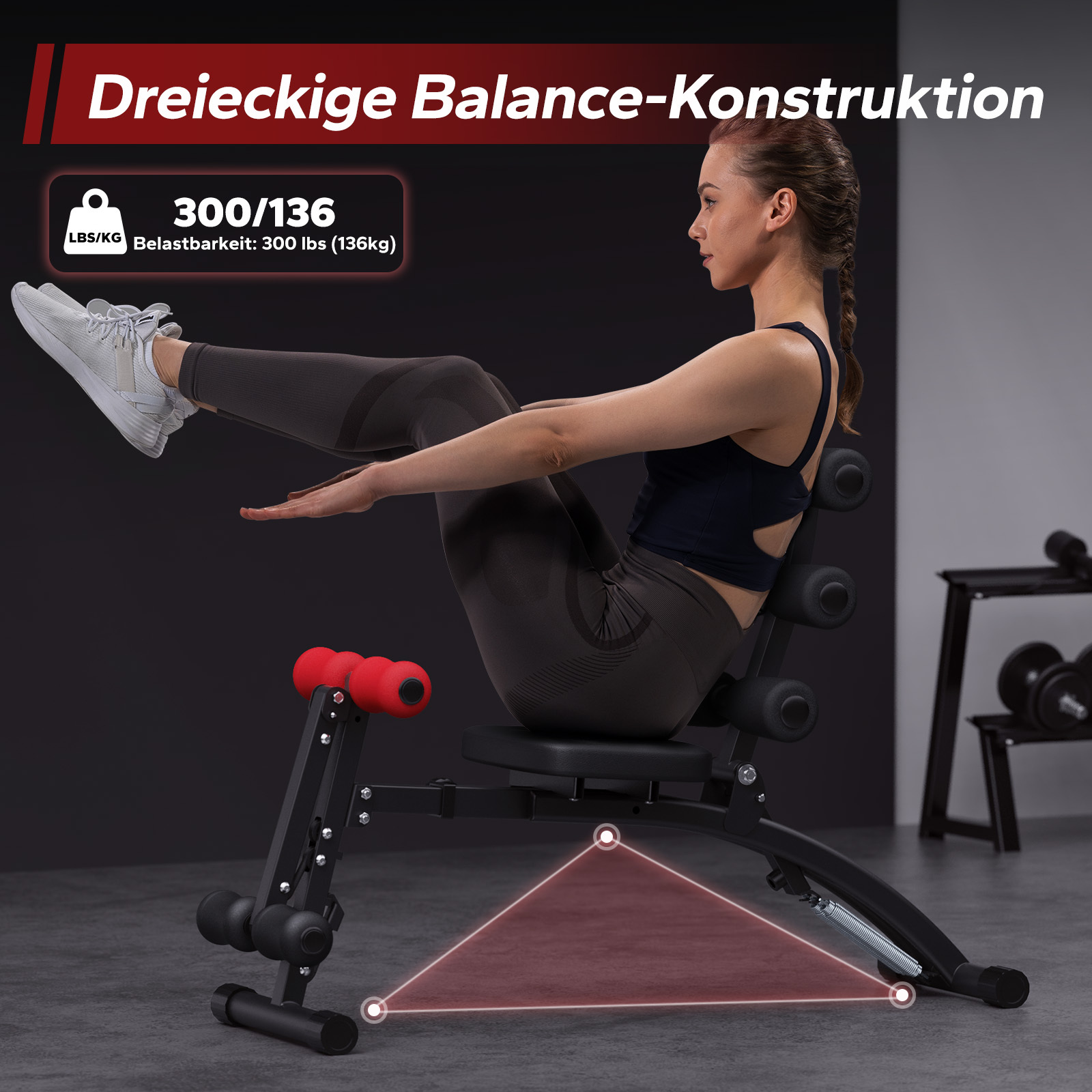Eine Frau trainiert auf einem Bauchtrainer mit dreieckiger Konstruktion.