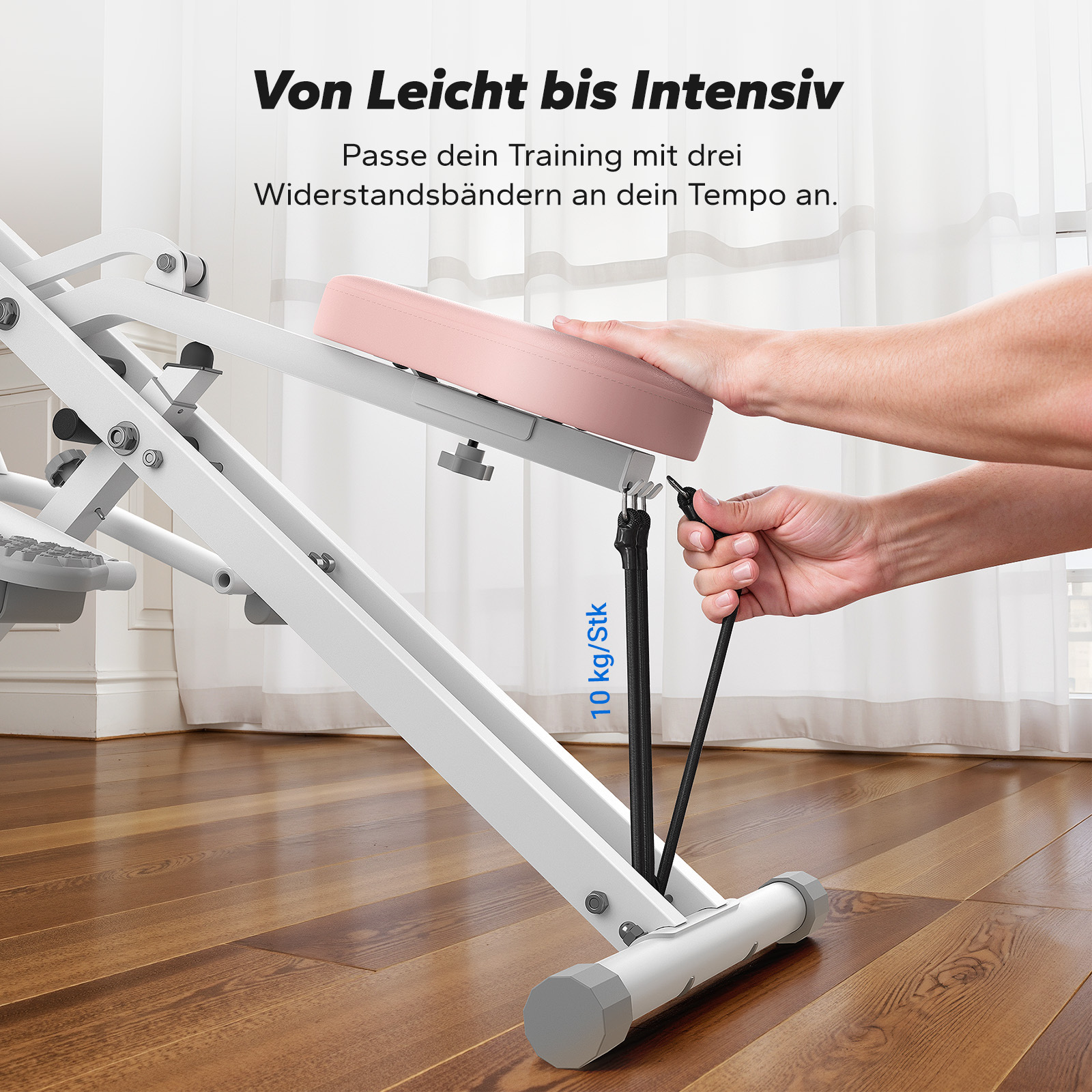 Person befestigt ein 10 kg Widerstandsband an einem Fitnessgerät.