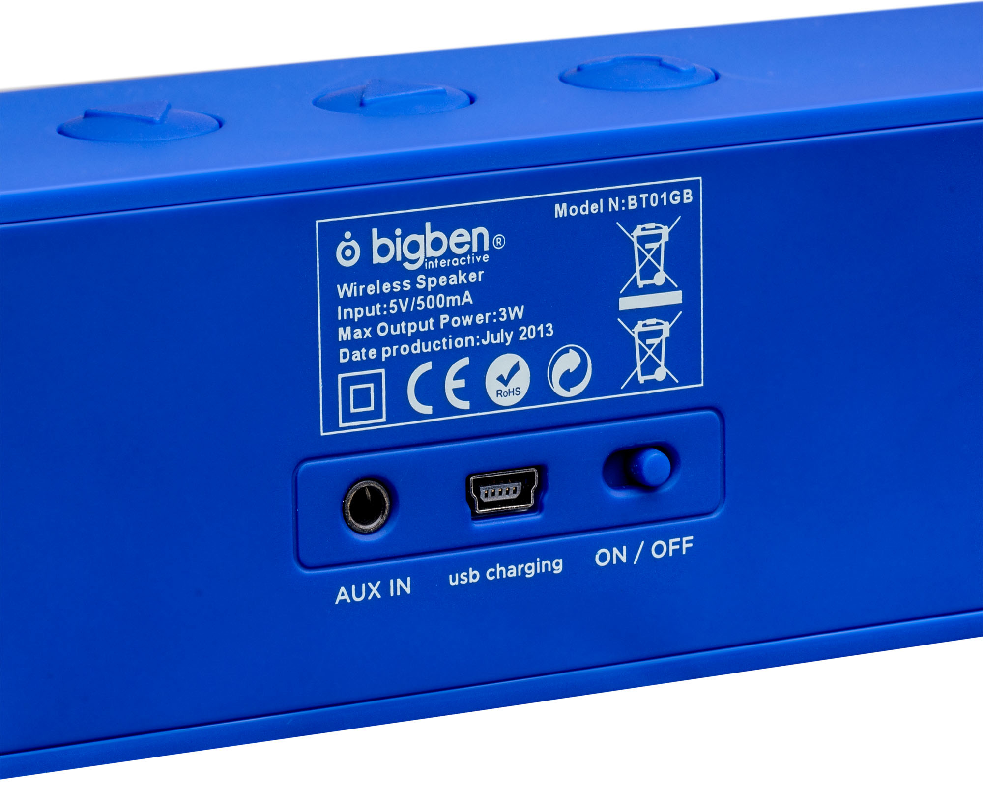 Retro di un altoparlante blu con porte ed etichette. Caratteristiche: Aux, USB, Acceso/Spento.