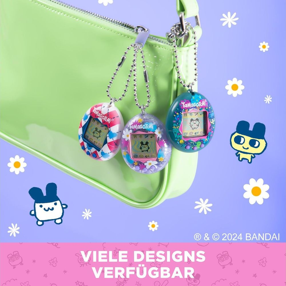 Drei Tamagotchis hängen an einer hellgrünen Tasche, mit Blumen und Cartoon-Figuren.
