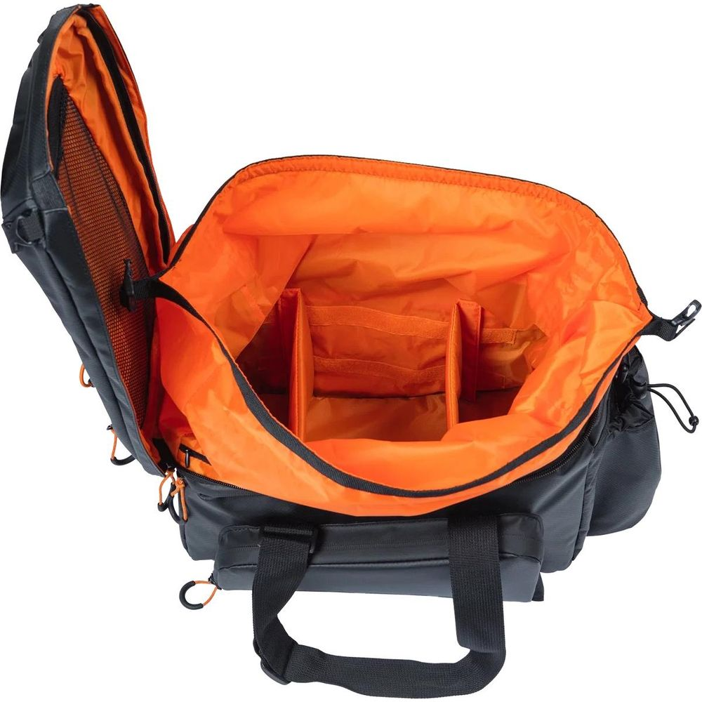 Eine schwarze Tasche mit orangefarbenem Innenleben und Trennwänden.