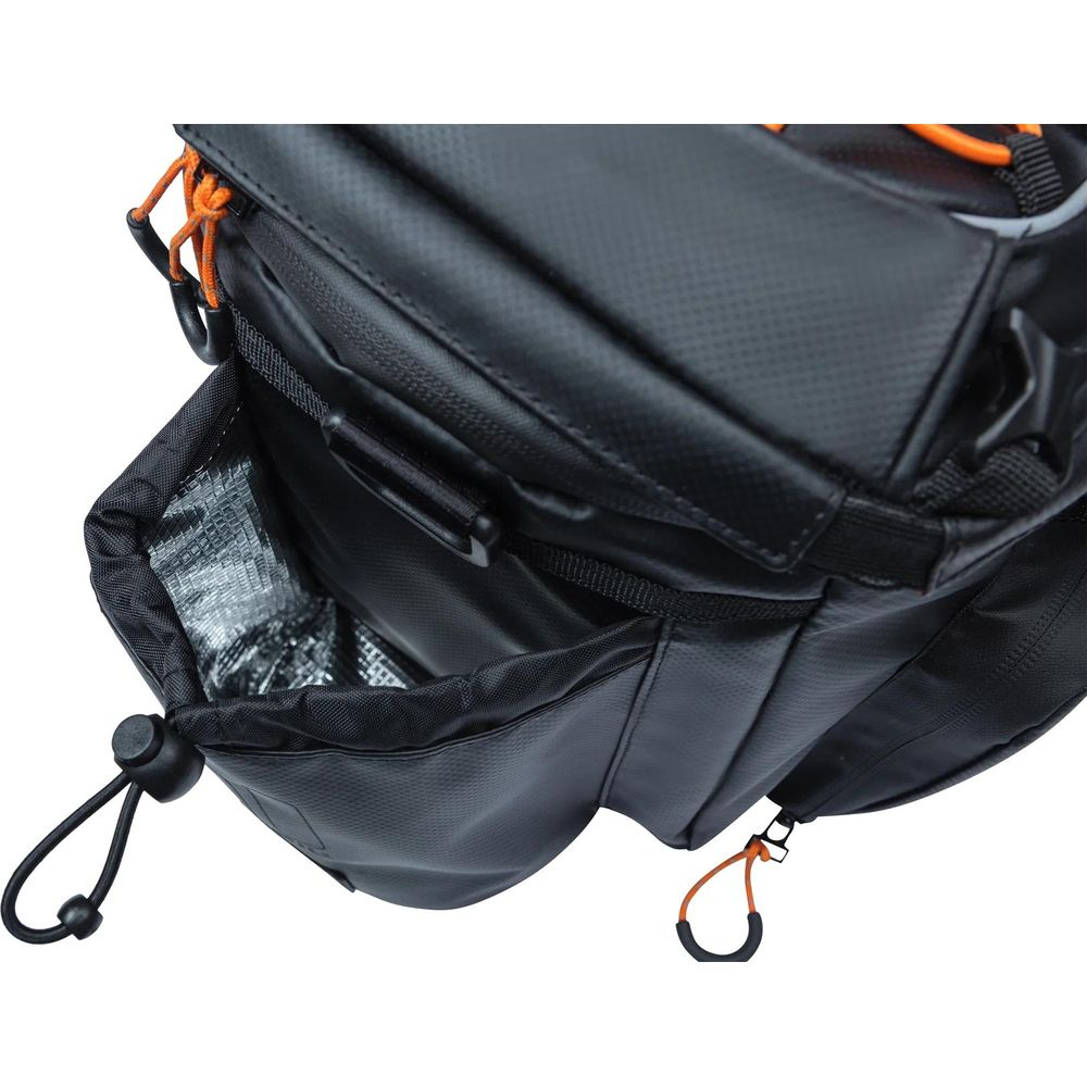 Schwarzer Rucksack mit offenem Fach, isoliertem Innenfutter und orangefarbenen Zierleisten.