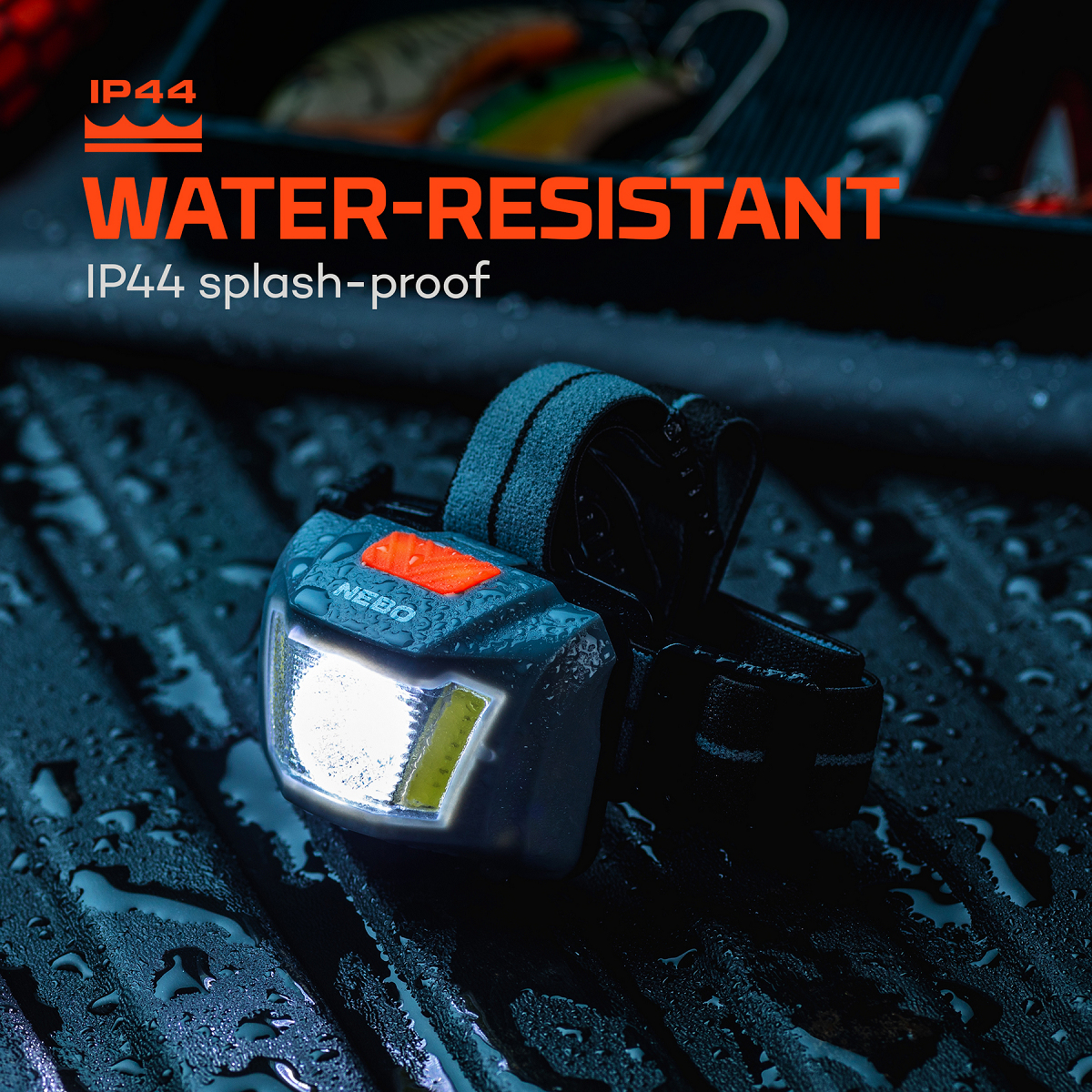 Eine wasserabweisende NEBO-Stirnlampe mit hellem LED-Licht sitzt auf nasser Oberfläche.