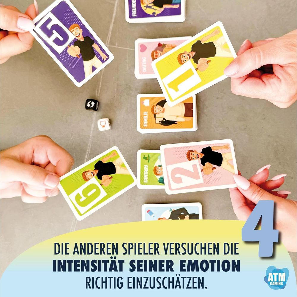 Spielkarten mit Zahlen und Bildern von Personen liegen auf dem Tisch.