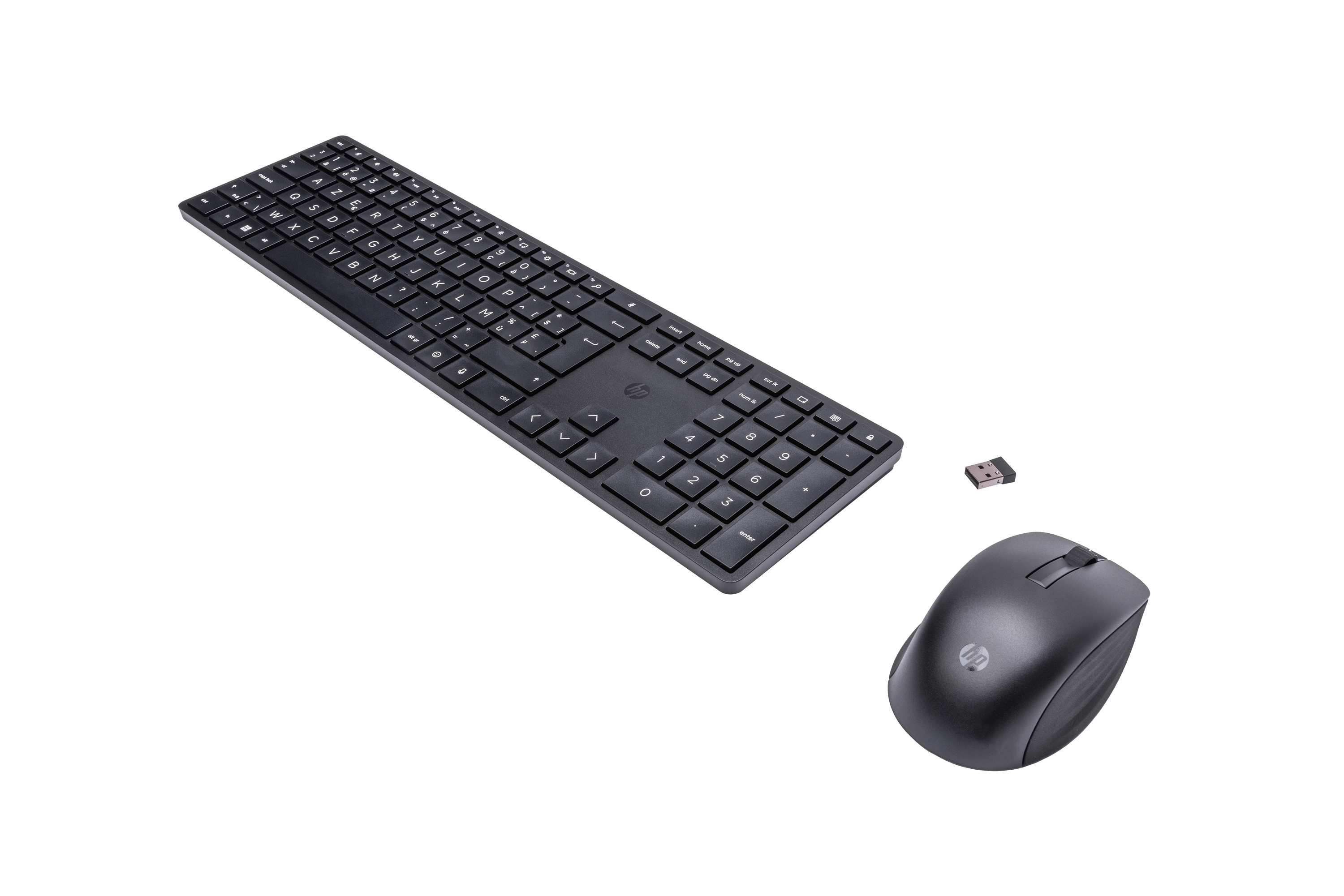 Schwarze kabellose HP Tastatur und Maus mit USB Dongle auf weißem Hintergrund.