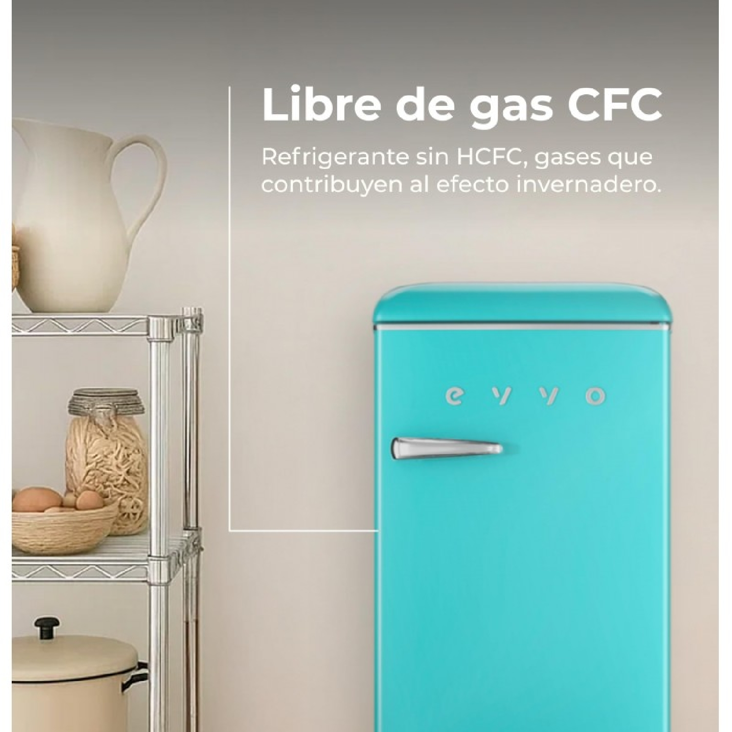 Porta di un frigorifero blu con maniglia argentata e mensole della cucina accanto.