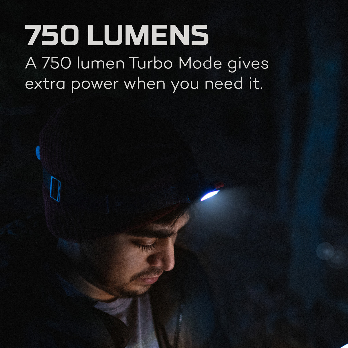 Ein Mann mit Stirnlampe, die 750 Lumen leuchtet.
