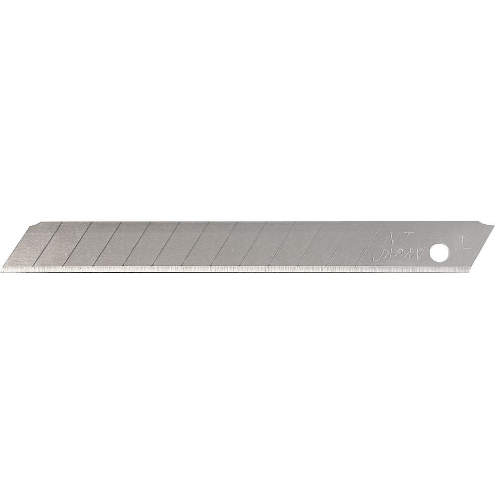 Eine einzelne, scharfe Messerklinge aus Metall mit abgeschrägter Spitze und Markierungen.