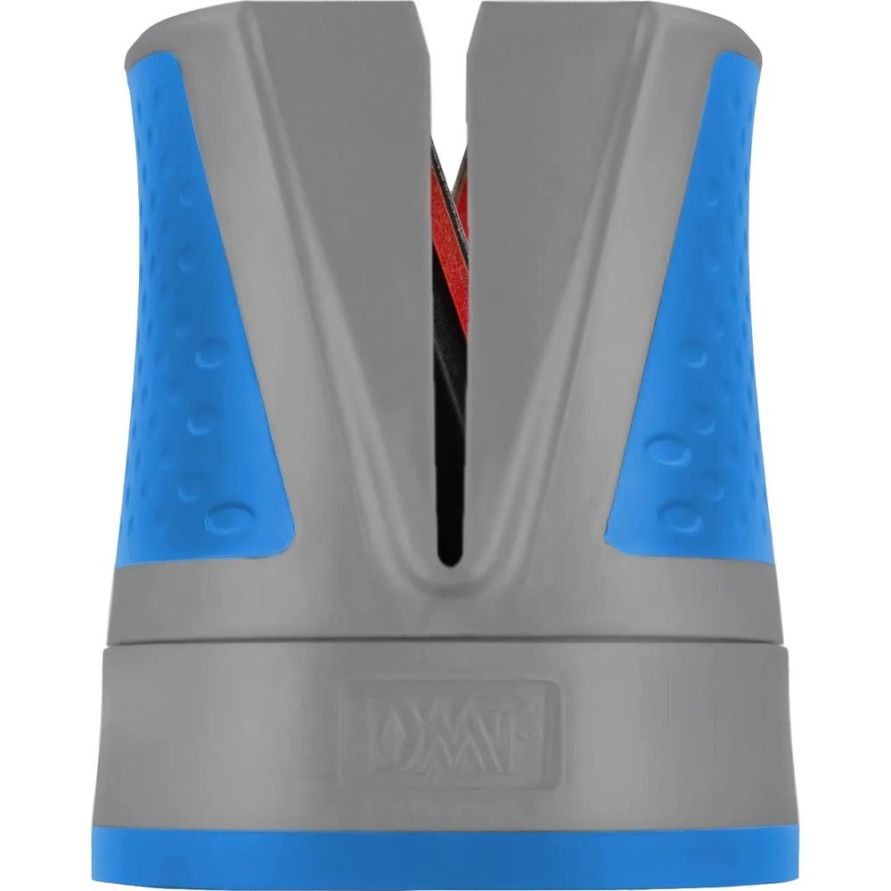 Grauer Messerschärfer mit blauen Griffen und roter Klinge.