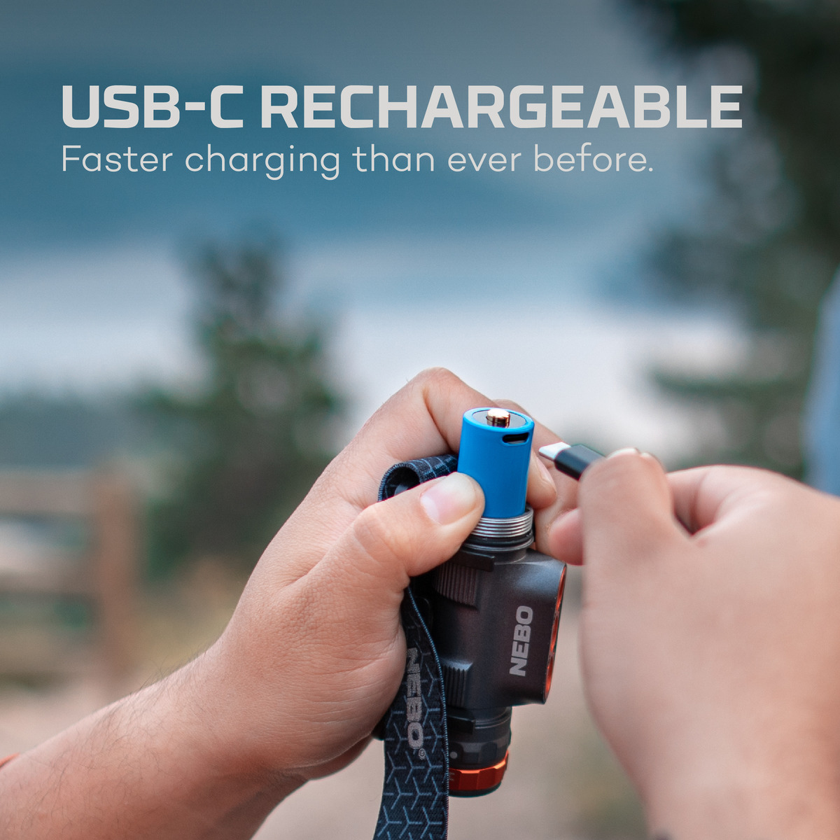 Hände verbinden ein USB-C-Kabel mit einer blau-schwarzen Stirnlampe mit der Aufschrift 'NEBO'.