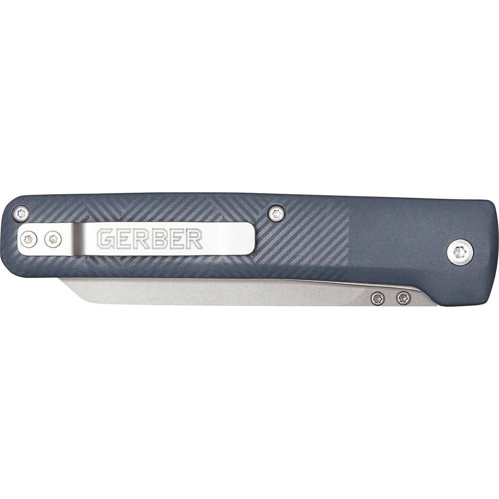 Ein geschlossenes graues Gerber-Taschenmesser mit silbernem Clip und strukturierter Grifffläche.