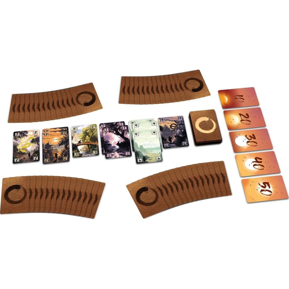 Cartes de jeu marron avec des marqueurs de score et des cartes illustrées.