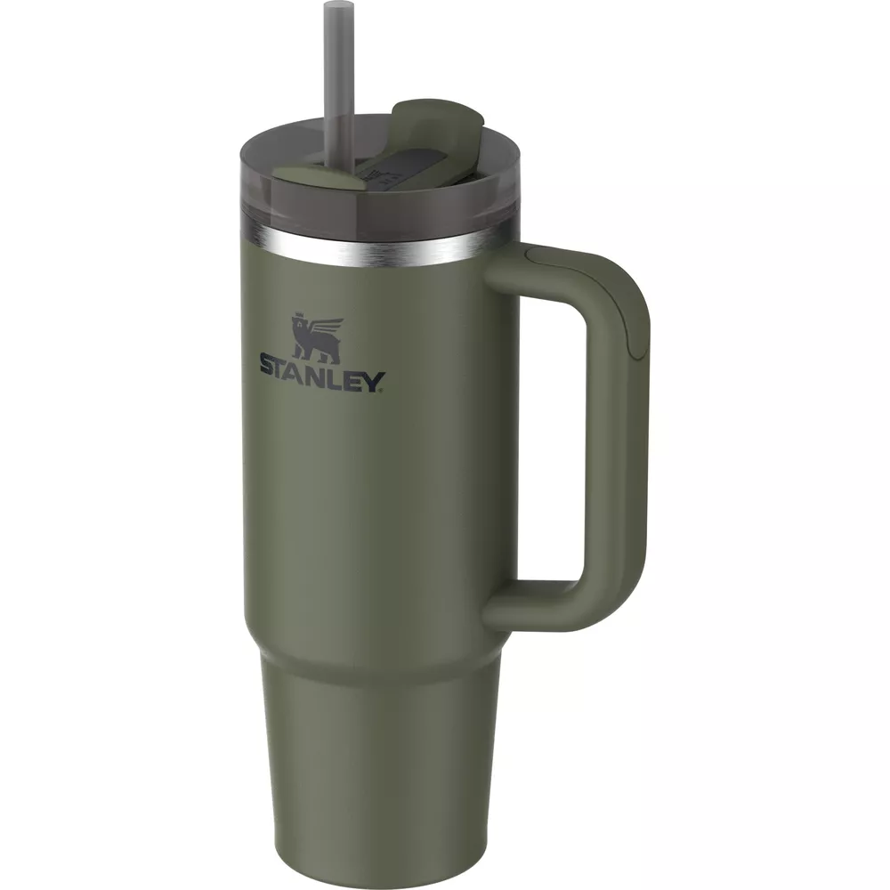 Eine grüne Stanley-Tasse mit Griff und Strohhalm.
