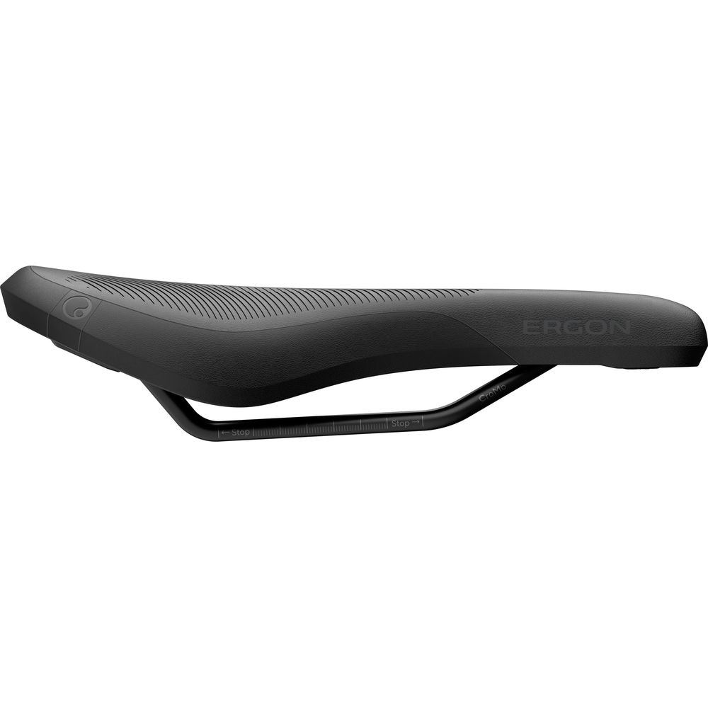 Schwarzer Fahrradsattel mit Ergon-Logo und Messskala auf den Streben.
