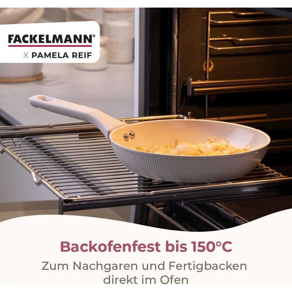 Eine helle Pfanne mit Zwiebeln auf einem Ofenrost in einem Ofen.