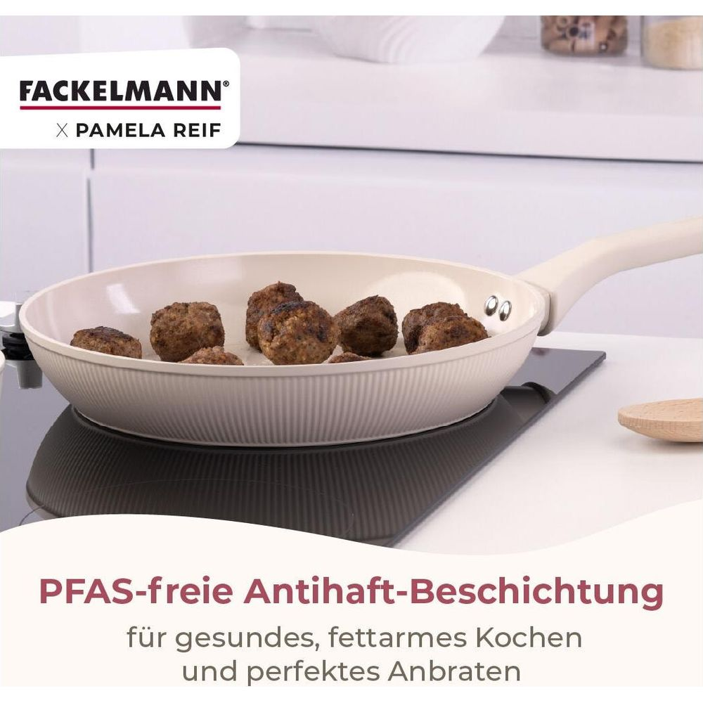 Fleischbällchen braten in einer Pfanne mit PFAS-freier Beschichtung.