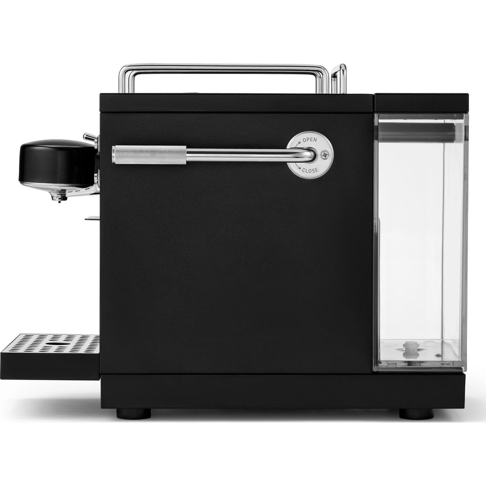 Macchina da caffè espresso nera con manico cromato e serbatoio acqua.