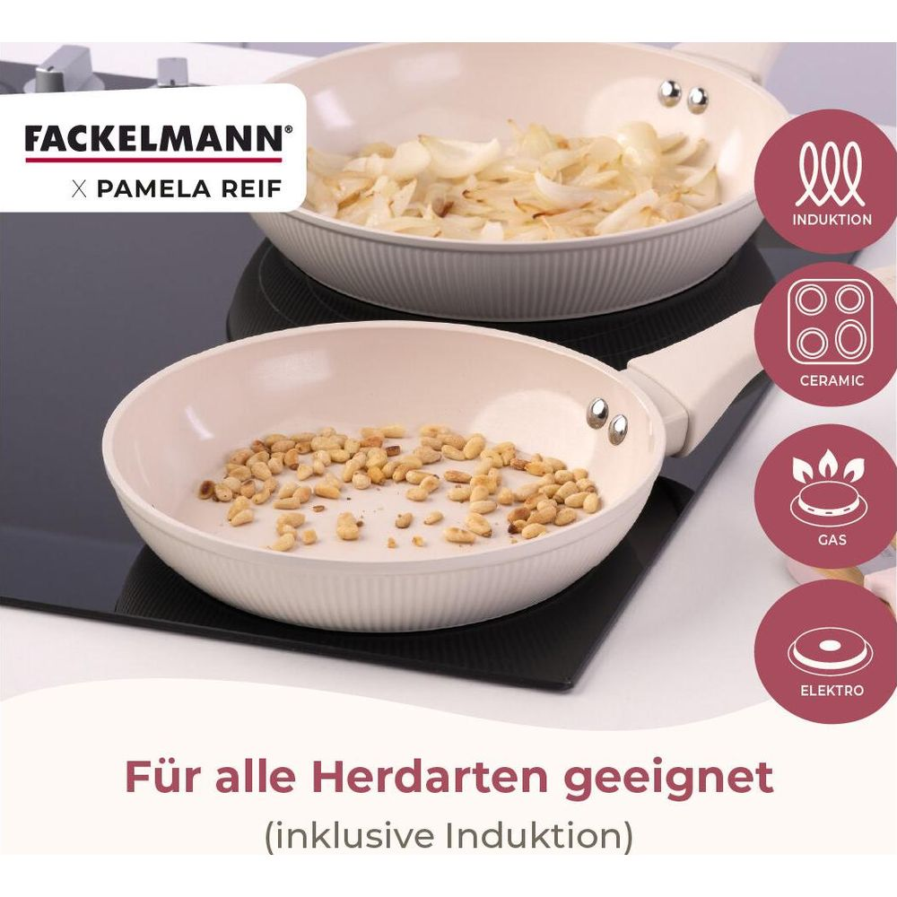 Zwei Kochpfannen auf einem Induktionskochfeld, gefüllt mit Zwiebeln und Nüssen.