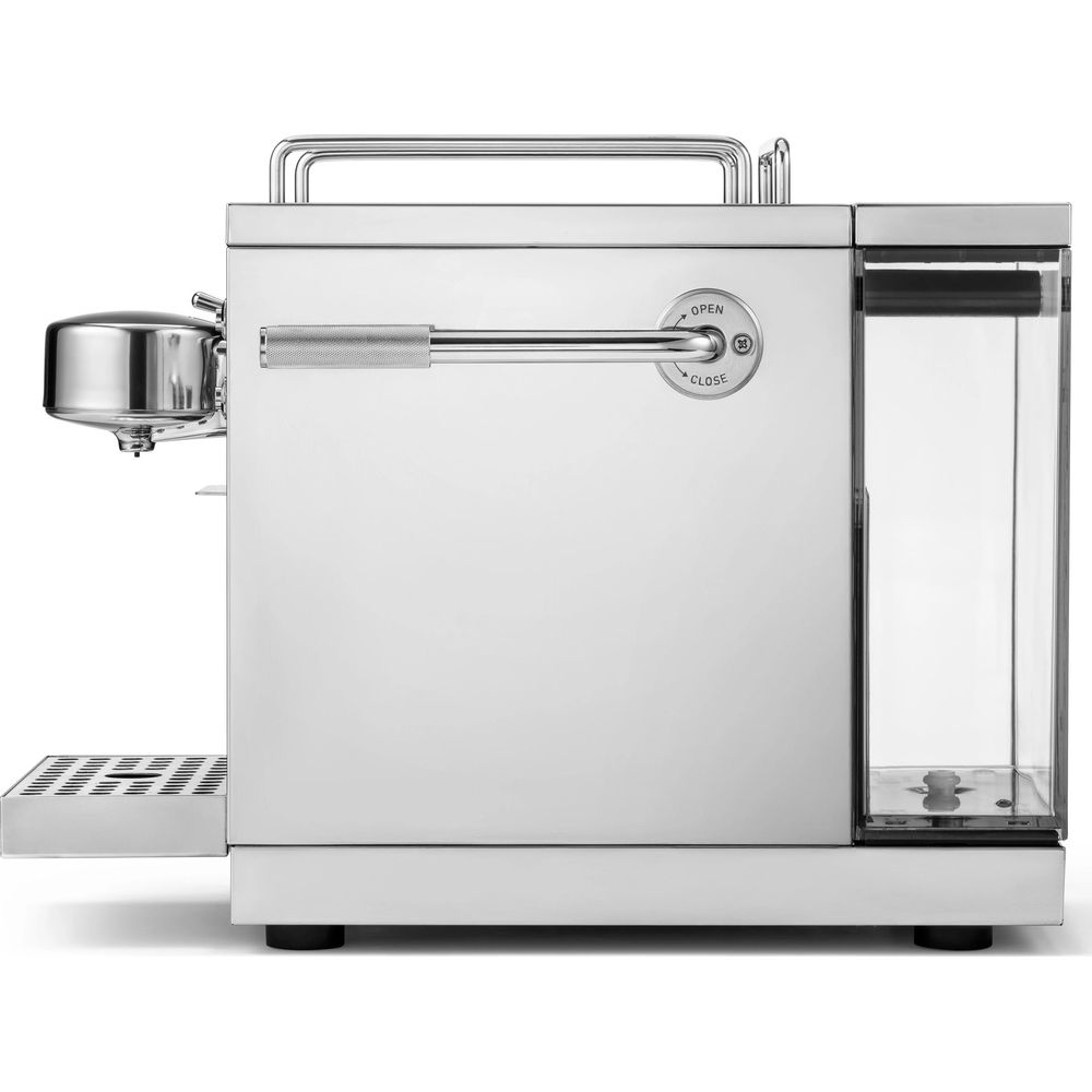 Una macchina per espresso argentata con serbatoio dell'acqua e beccuccio.