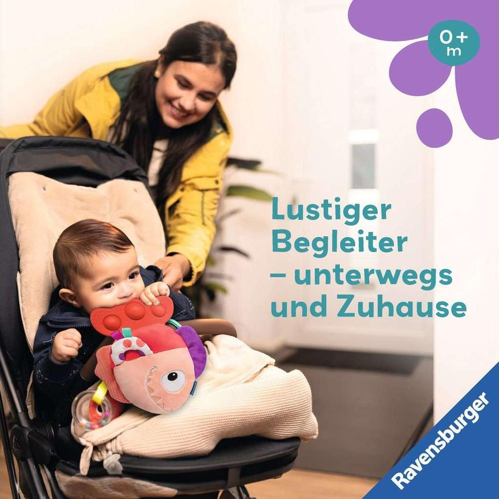 Frau im gelben Mantel schaut lachend auf Baby im Kinderwagen mit Spielzeug.