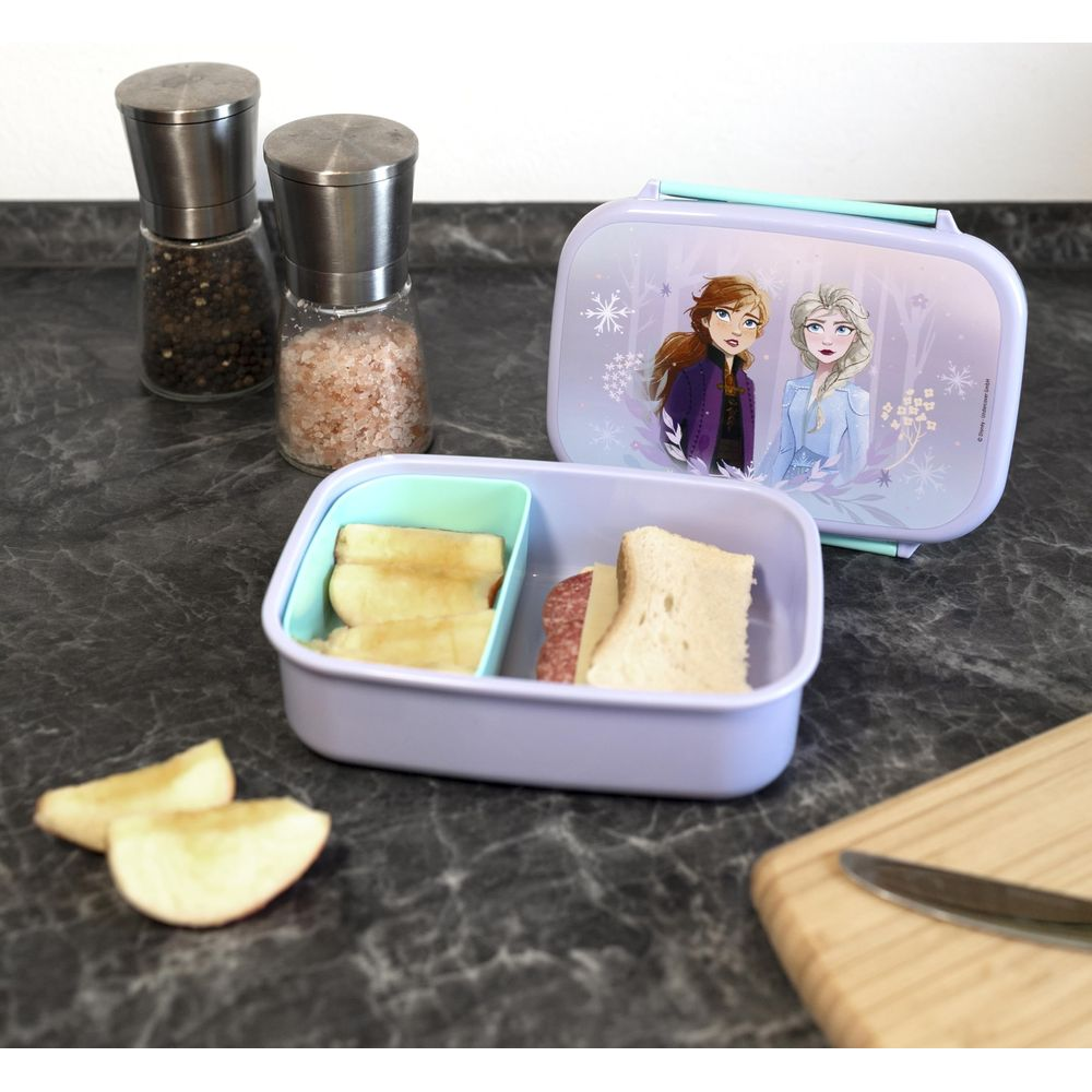 Un set di portapranzo viola con Elsa e Anna, riempito con frutta e un panino.