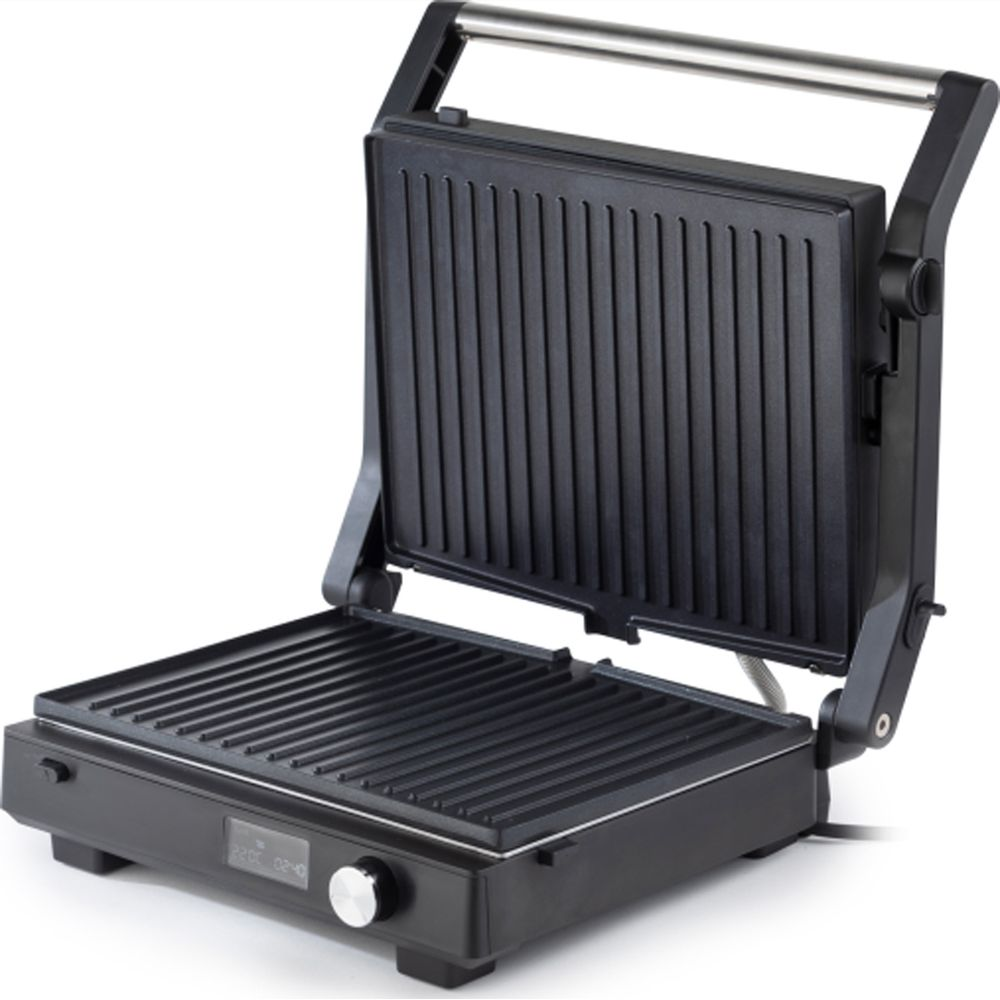 Ein offener, schwarzer Kontaktgrill mit geriffelten Platten und einem silbernen Griff.