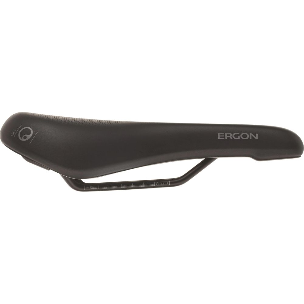 Schwarzer Ergon Fahrradsattel mit Streben und Gel-Markierung. Weißer Hintergrund.