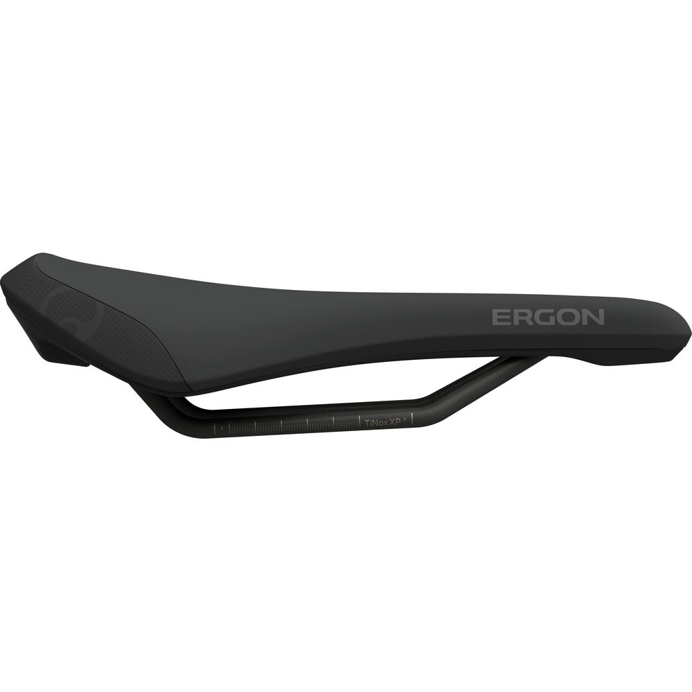 Schwarzer Fahrradsattel mit silbernen Schienen und ERGON-Logo.