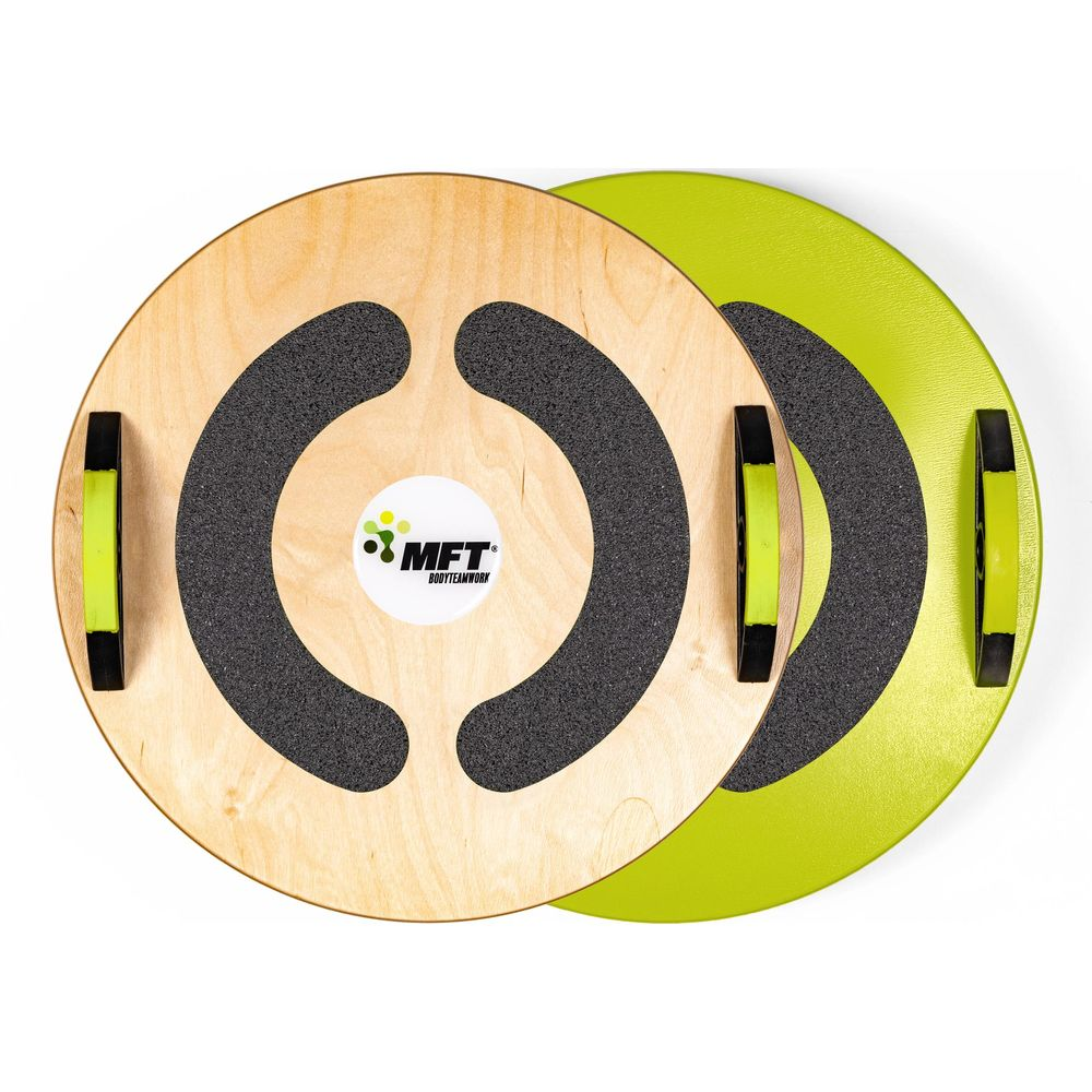 Zwei runde Balanceboards, eines aus Holz mit schwarzem Griff, eines grün mit gelben Griffen.