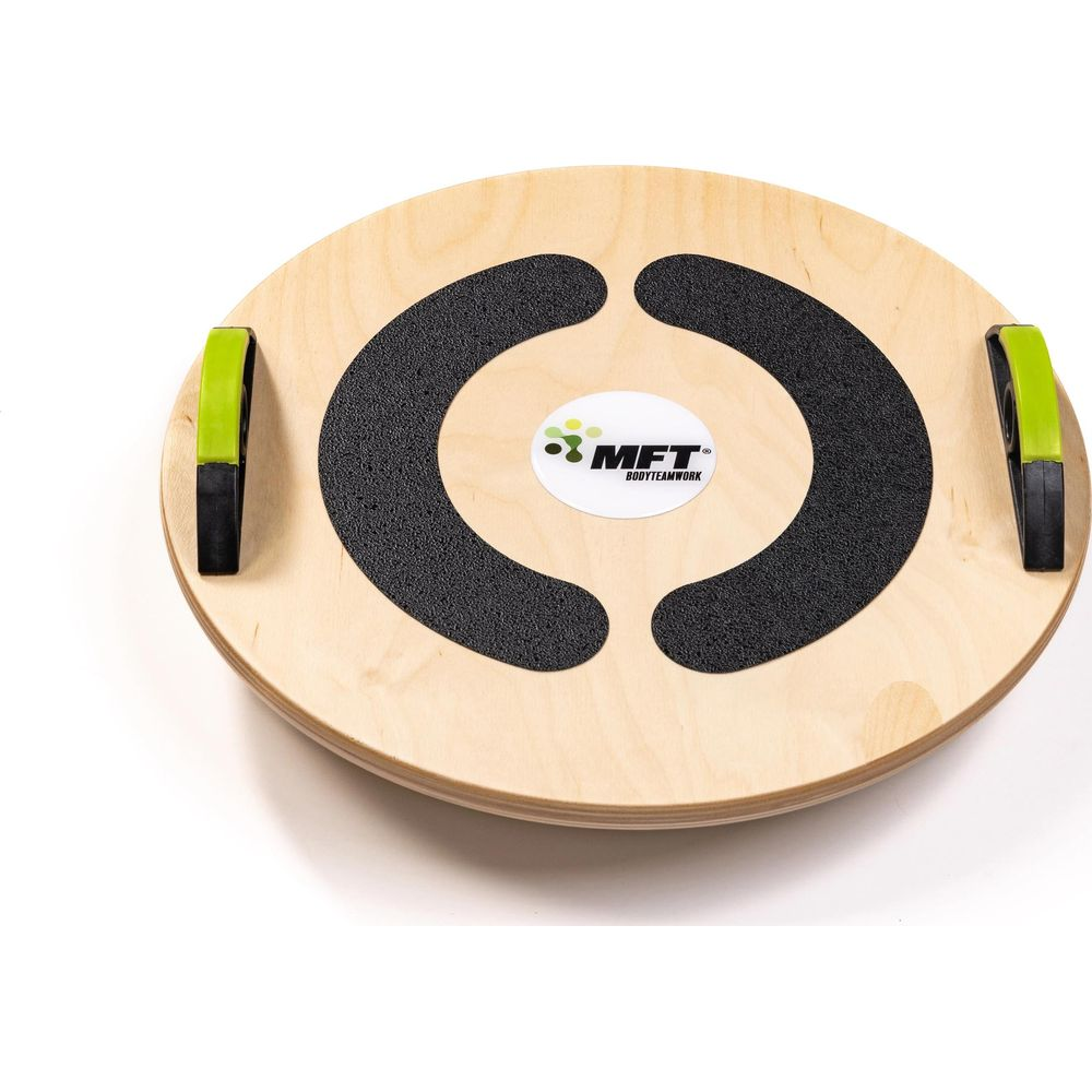 Ein hölzerner Balance-Trainer mit zwei schwarzen Anti-Rutsch-Flächen und grünen Griffen.