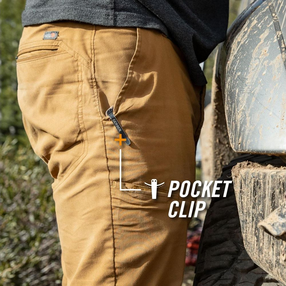 Ein Mann in Khaki-Hosen mit einem Gerber-Taschenclip, der an der Tasche befestigt ist.