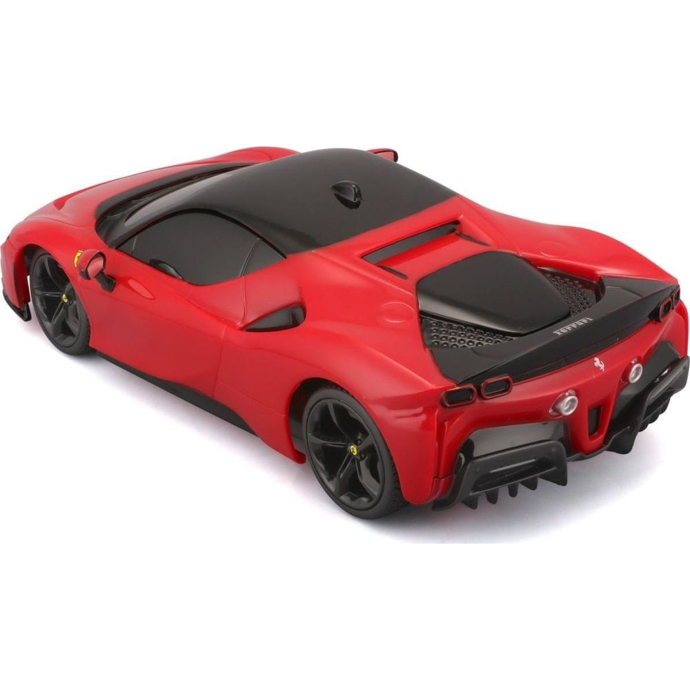 Roter Ferrari mit schwarzem Dach, von hinten gesehen.